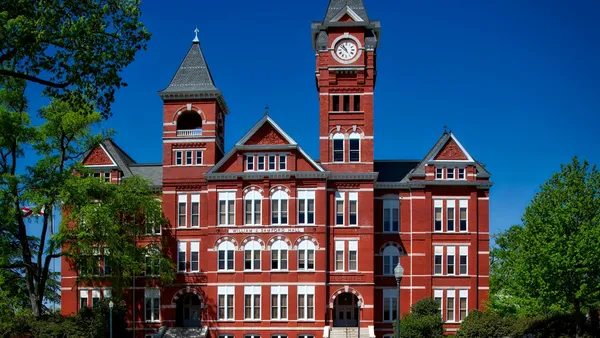 कम्युनिटी कॉलेज से यूनिवर्सिटी: अंतरराष्ट्रीय छात्रों के लिए 2+2 ट्रांसफर गाइड